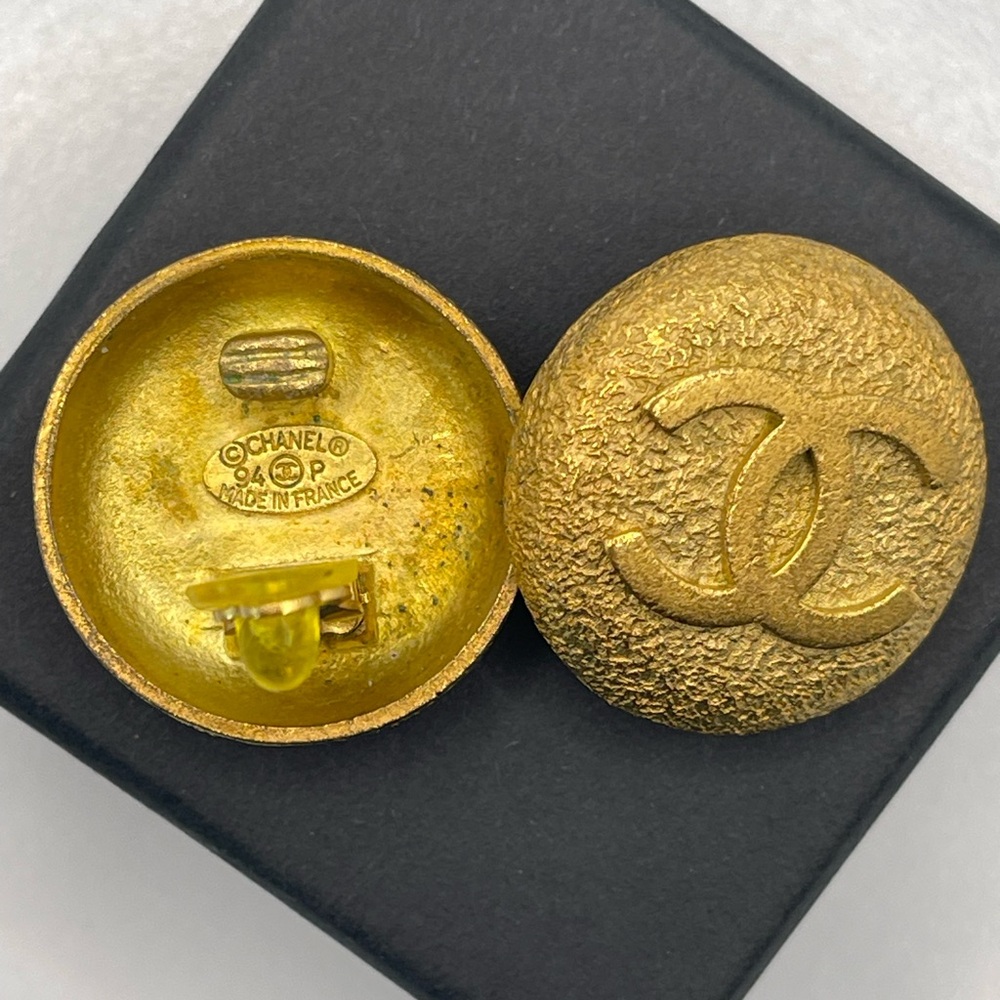 CHANEL 1994 logo-engraved button clip-on earrings with box - Picture 3 of 6